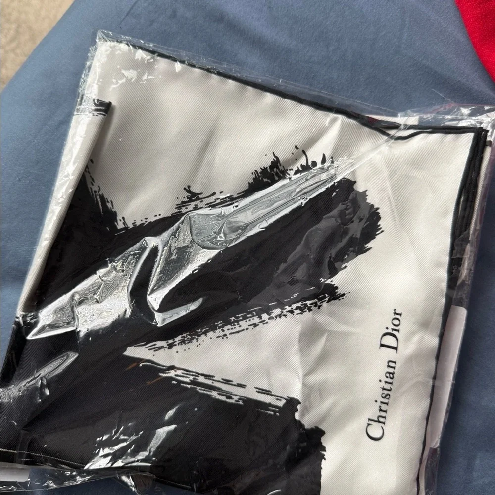 MISS DIOR GRAFFITI 90 SQUARE SCARF WHITE AND BLACK SILK